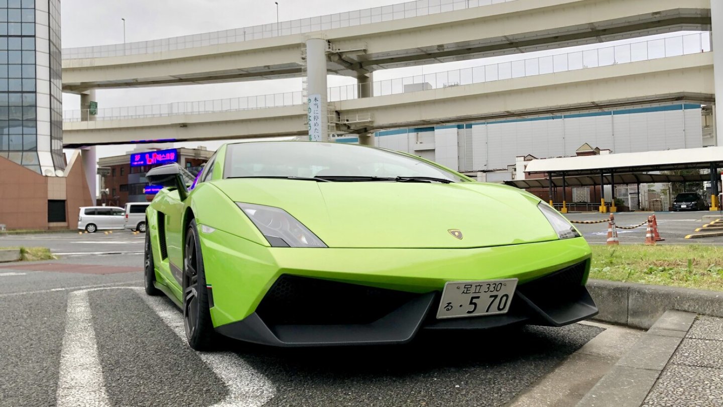 Einfach mal anhängen, während der Lamborghini sich den Stadtverkehr verknistert.