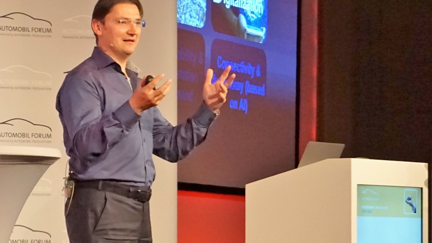 An seinen Lippen hängt zur Zeit die ganze Brance. Johann Jungwirth gilt als Gesicht des neuen Volkswagen-Denkens.