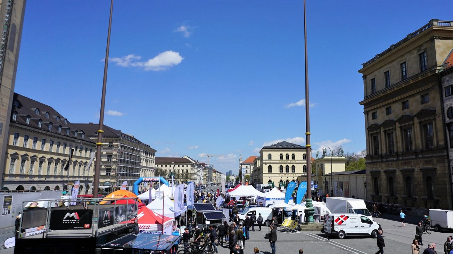 Viele Fahnen, gratis Bonbons und Stifte. Es herrschte Wahlkampf-Atmosphäre auf der eMobil.