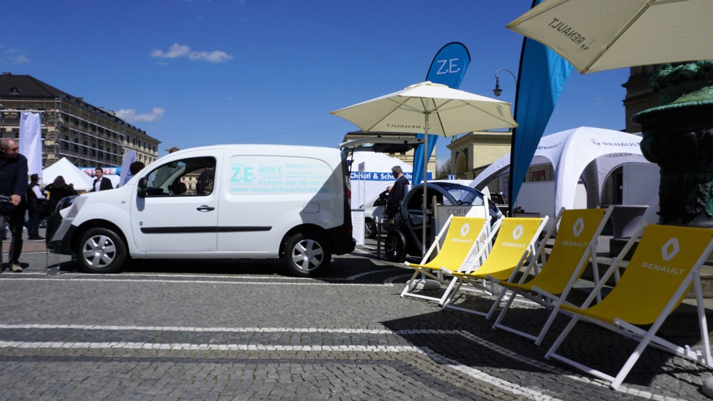 Die Sonnenplätze bei Renault blieben zumindest am Freitag leer. Trotz Gratiskaffee.