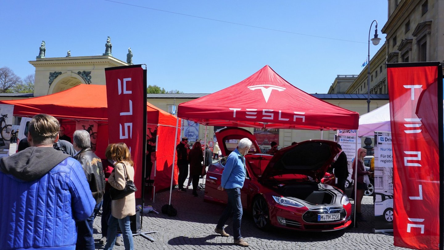 Der Homo Modernus schlich auch in München interessiert um das Tesla Model S.