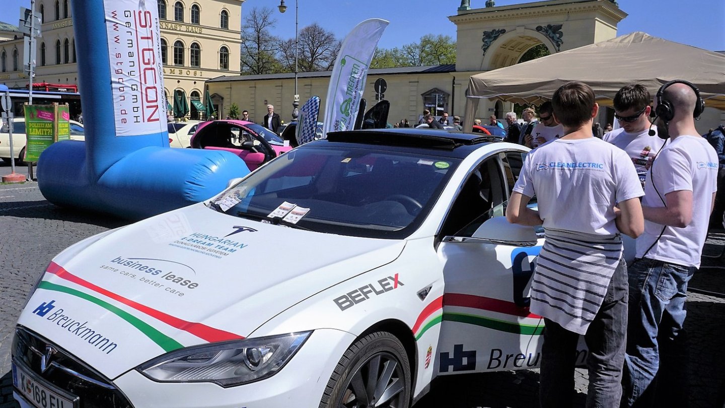 Die Jungs von www.cleanelectric.de interviewten Teilnehmer der eTour.