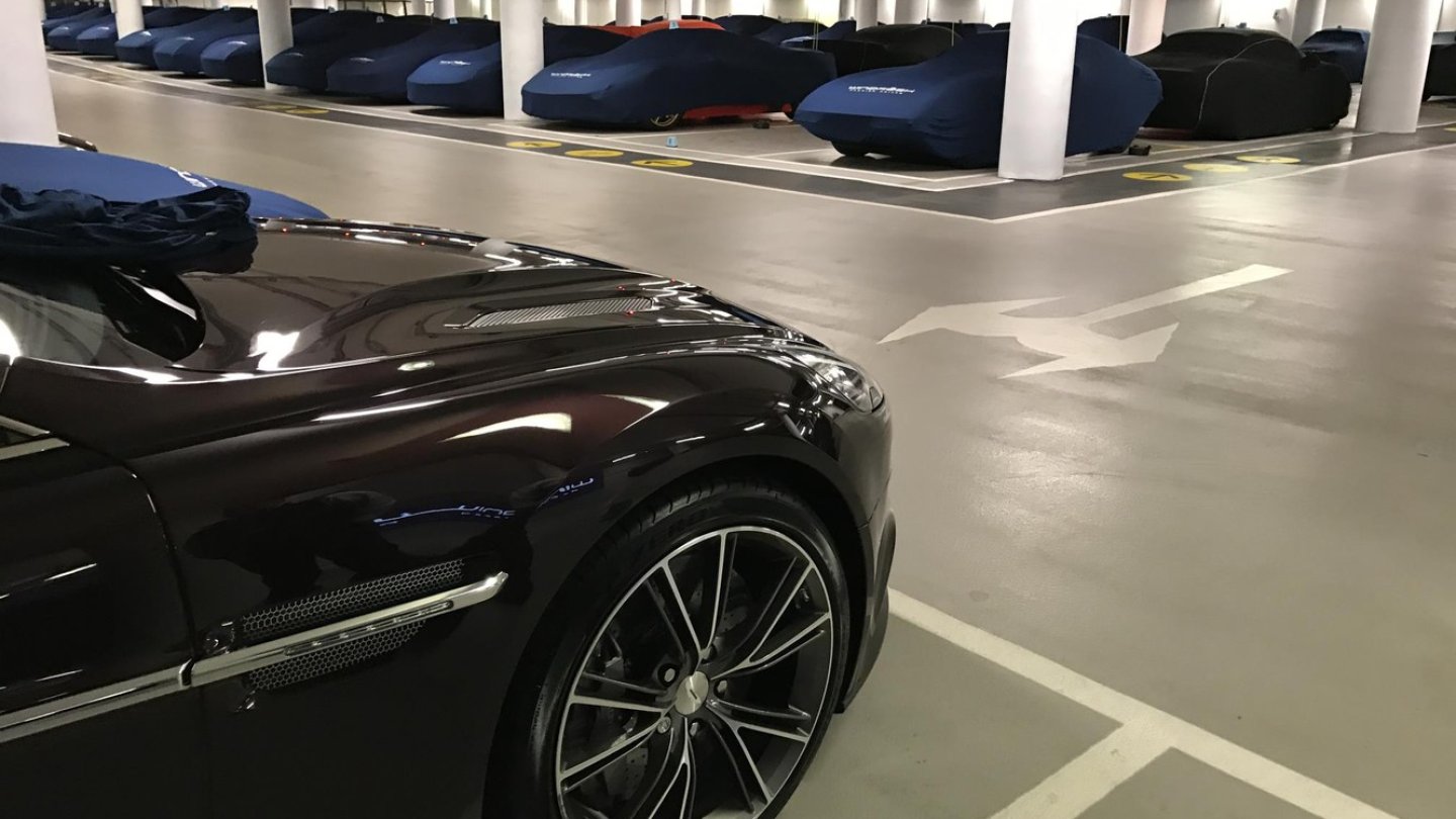 Ein Aston Martin unter seinesgleichen. Für das Foto abgedeckt.