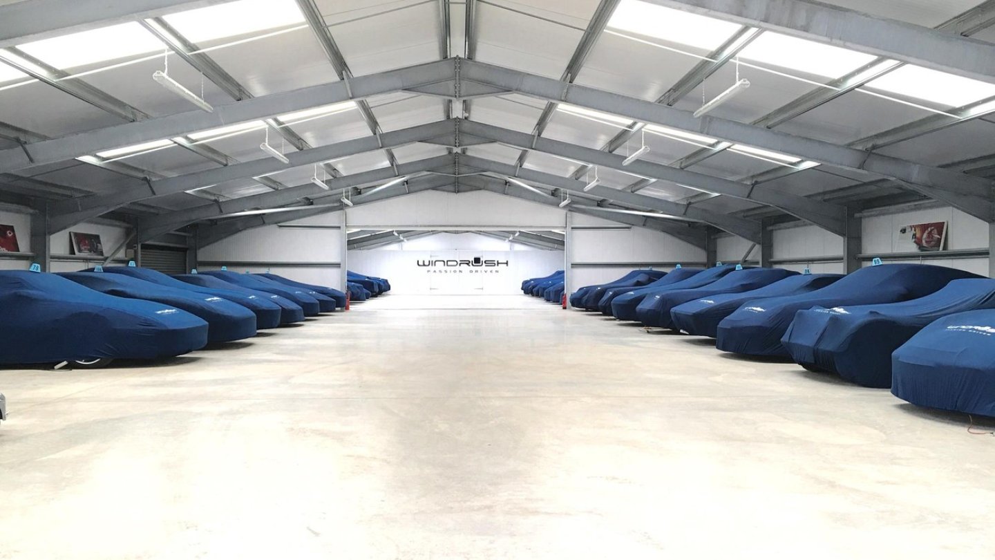 Husch, unter das Deckchen. Edel Karossen in Reih und Glied.