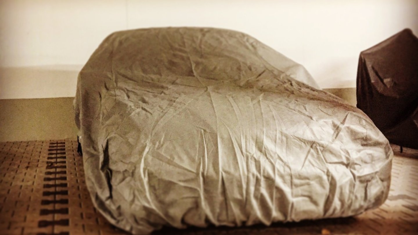 Knitterlook? Ja, als Gegenentwurf: Des Autors Zweitwagen überwintert in der bürgerlichen Tiefgarage - aber immerhin auch atmungsaktiv zugedeckt.