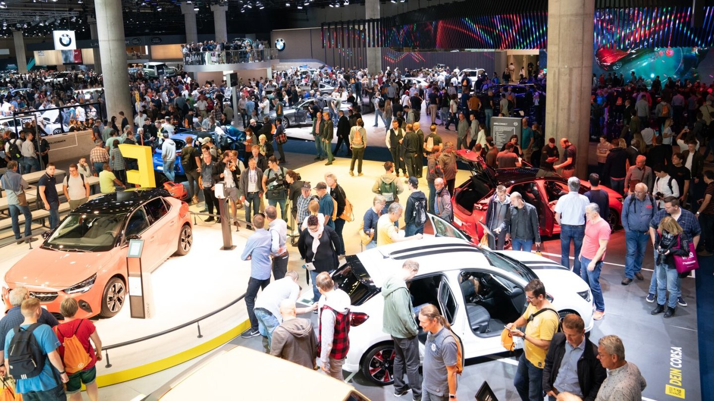 Blick in eine Messehalle während der IAA 2019.