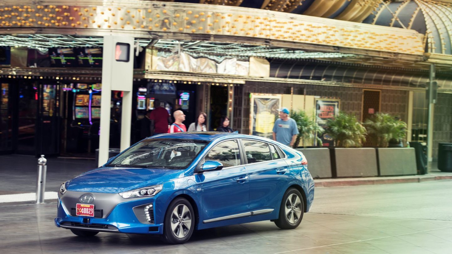 Aus Sicherheitsgründen sitzt natürlich noch jemand auf dem Fahrersitz.