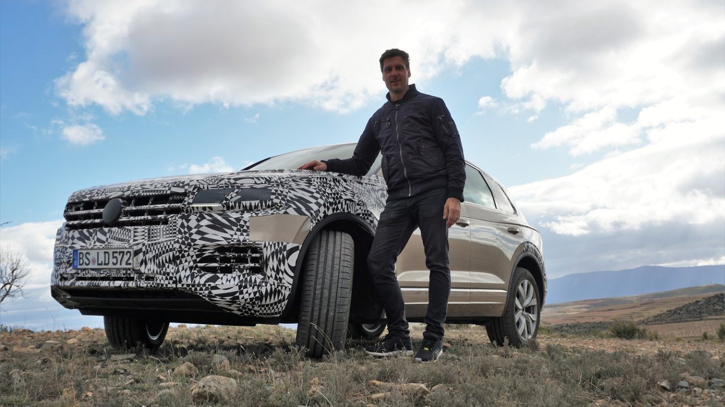 Die erste Fahrt im getarnten Prototypen: mit dem VW Touareg in Spanien.