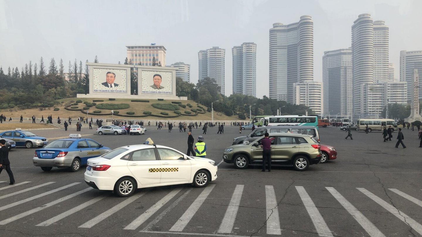 Ein Platz in Pjöngjang. Auch hier gibt es eine Skyline.