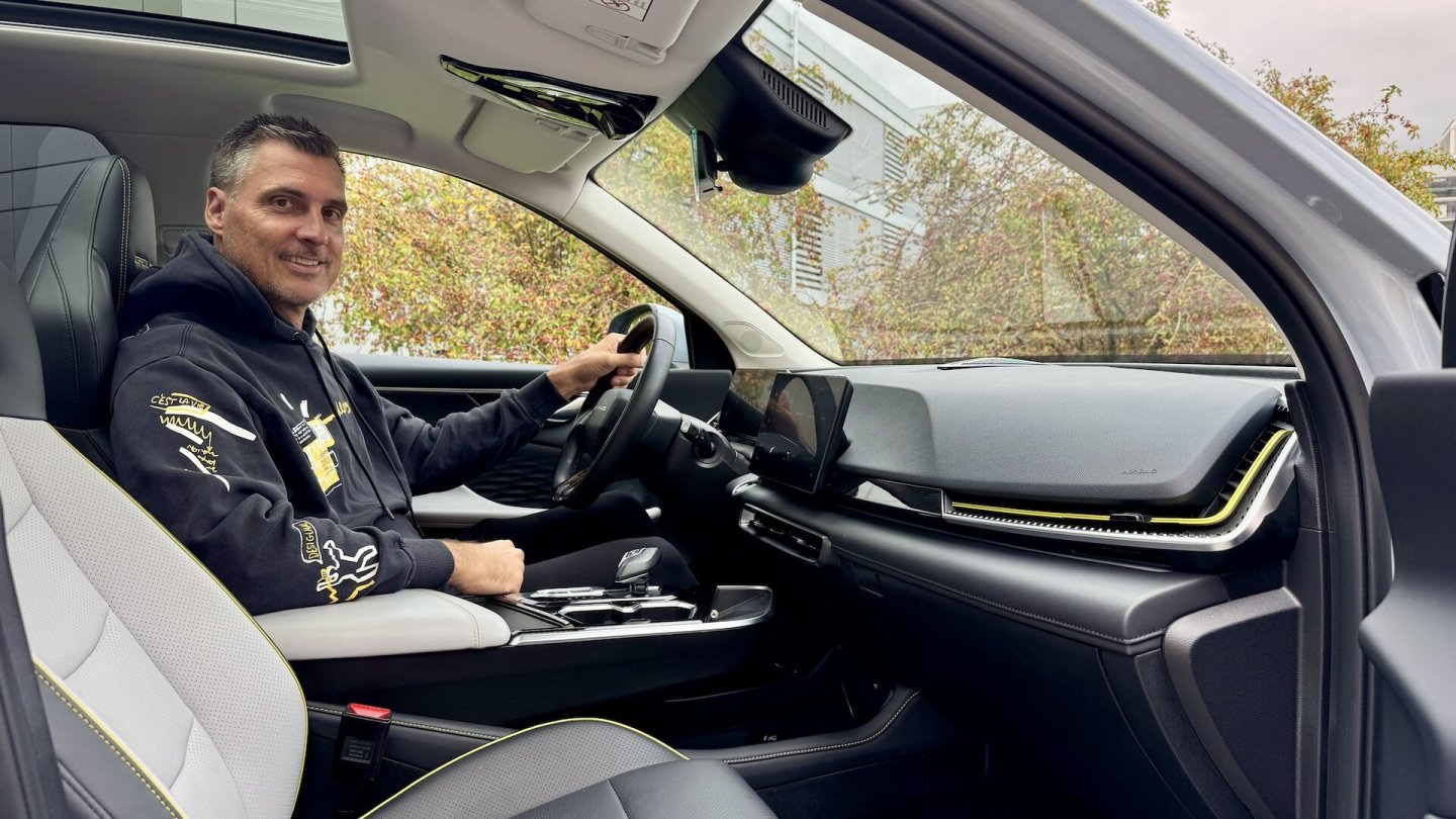 Über einen USB-Dongle kann man auch im China-SUV eine Smartphone-Integration herstellen.