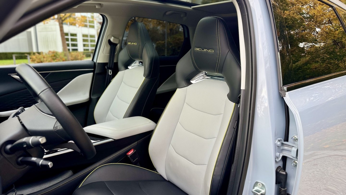 Die integrierten Kopfstützen sind hoch genug, der Sitzkomfort passt auch auf langen Strecken.