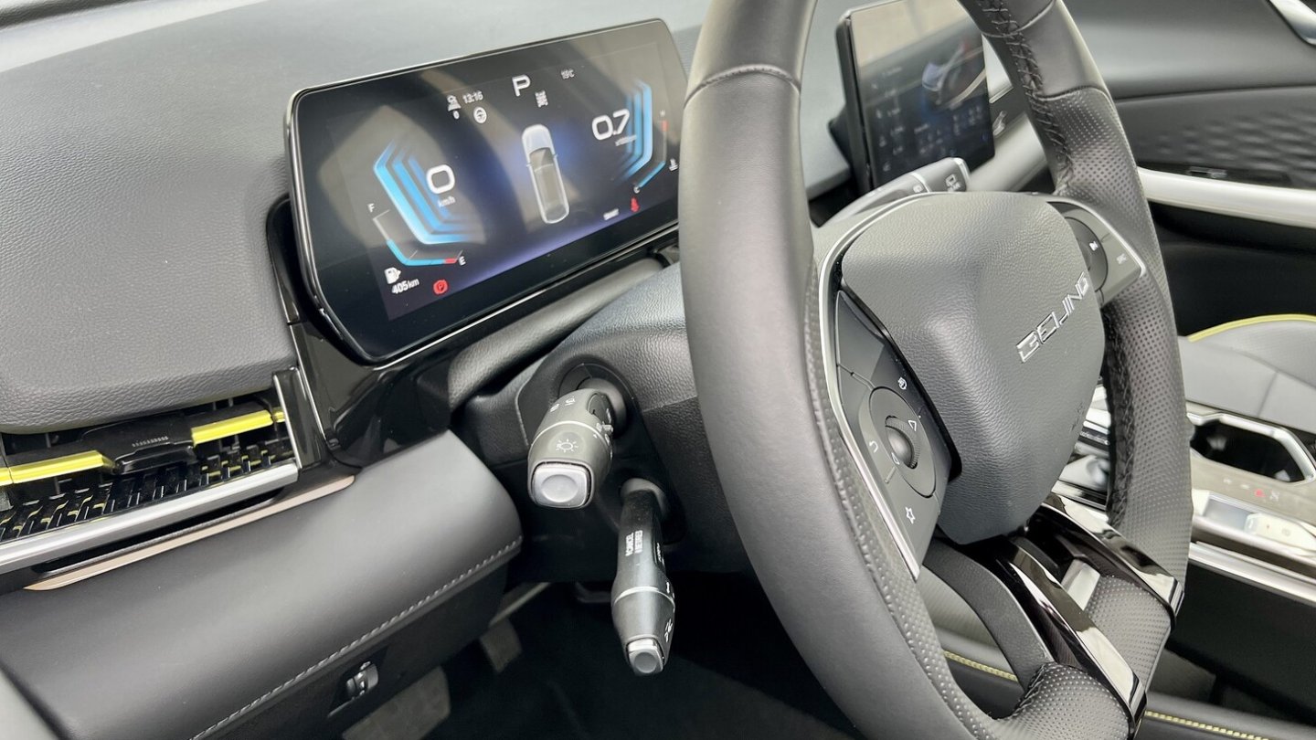 Die Lenkstockhebel im X55 wirken sehr vertraut.