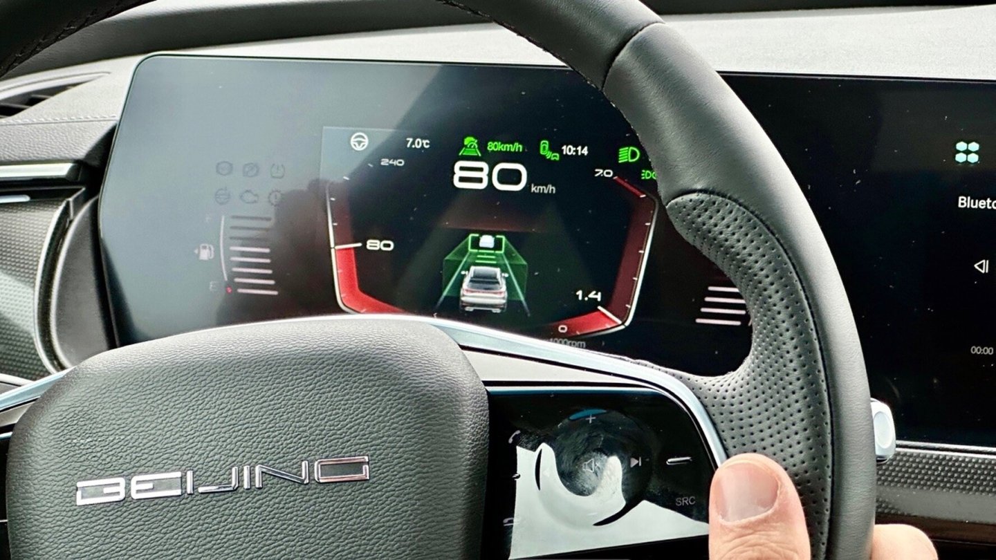 Die aktivierte Fahrassistenz wird auf dem digitalen Instrumenten-Display angezeigt.