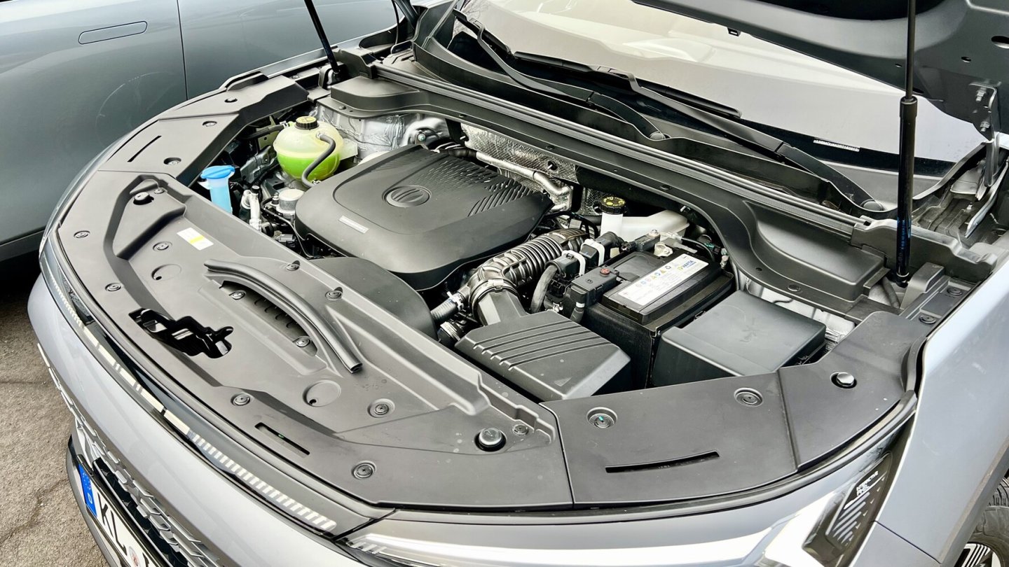 Der aufgeladene Vierzylindermotor treibt die Vorderräder an.