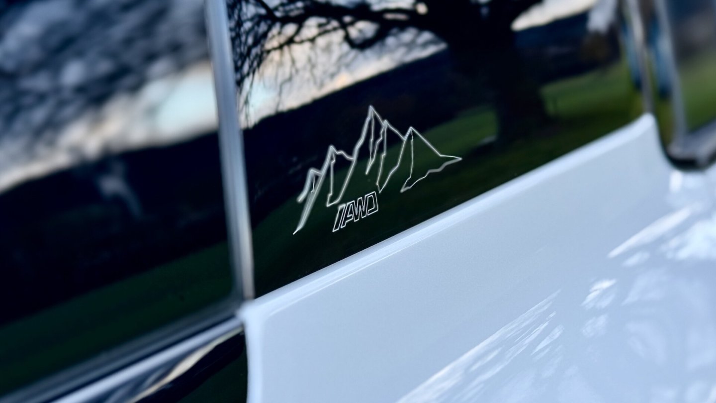 Ein Allradantrieb per Heck-Elektromotor ist serienmäßig.