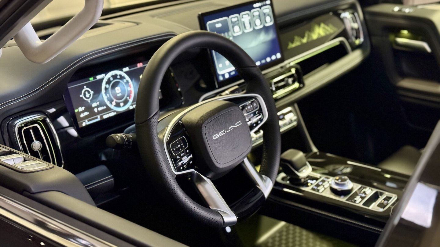 Die Ausstattung ist umfangreich, Materialauswahl und Verarbeitung liegen auf hohem Niveau.