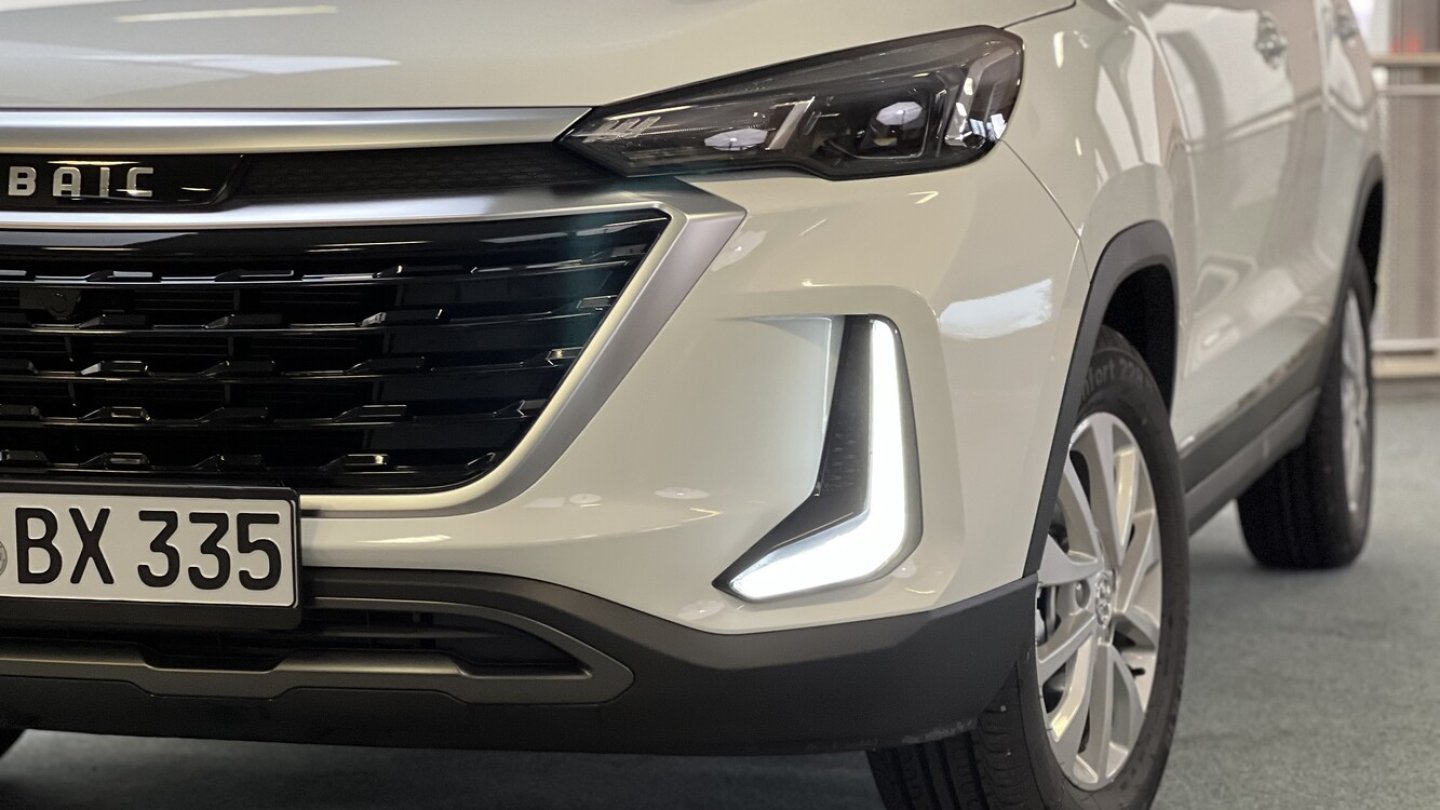 Die Tagfahrlicht-Winkel sind ein dominantes Stilelement an der Front des X35.