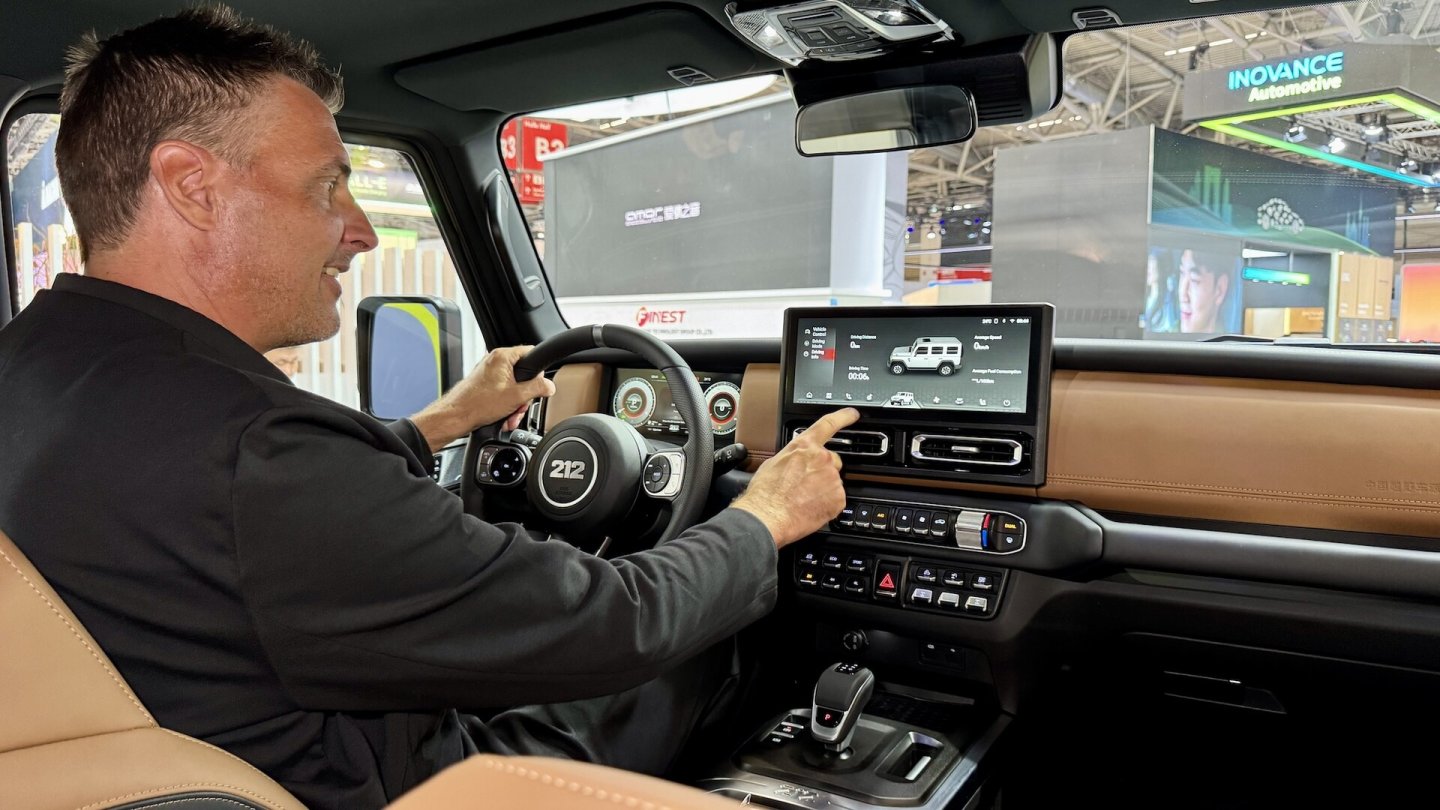 Touchscreen und klassische Bedienelemente im Cockpit: Der BAW 212 T01 im ersten Check.