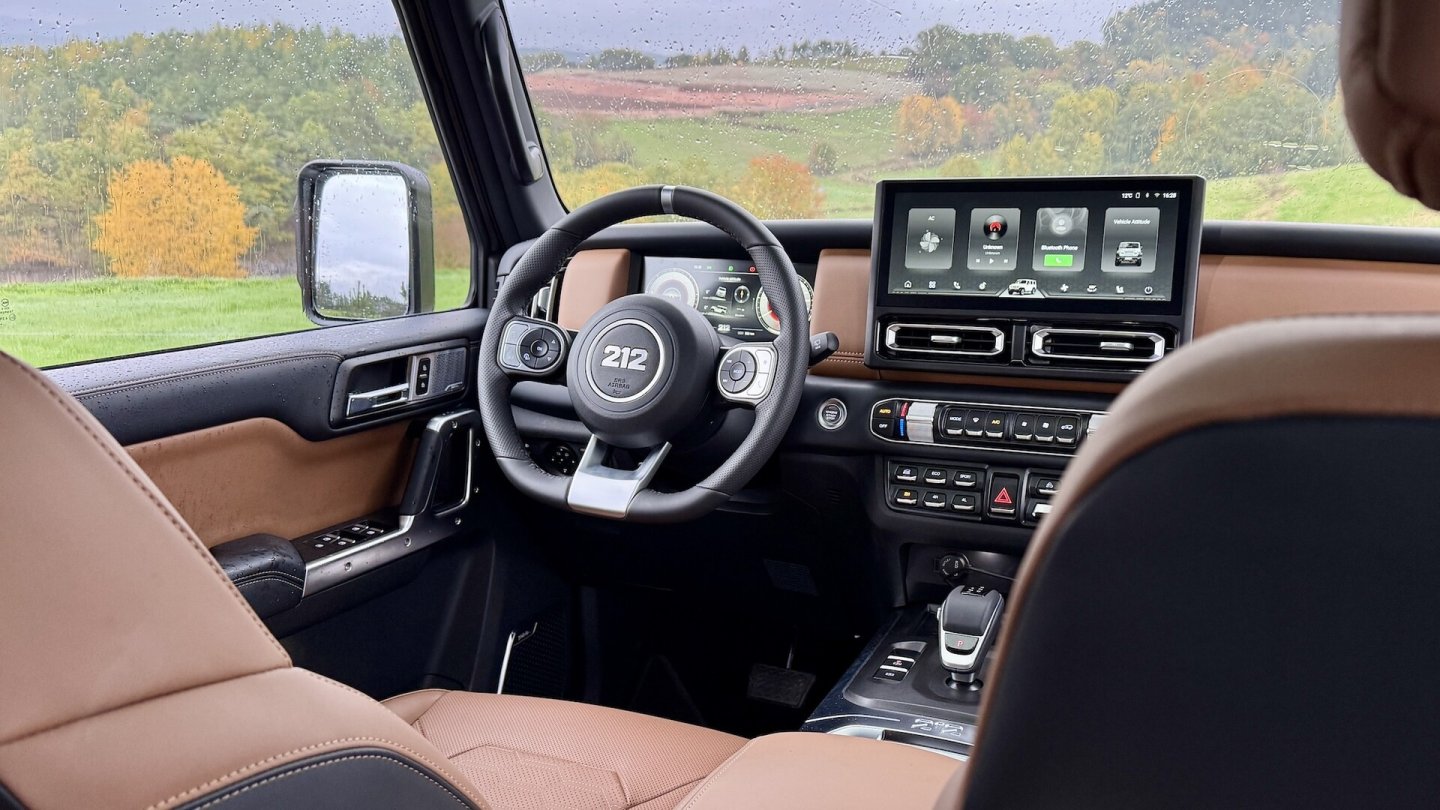 Beide Vordersitze sind beheizbar, der Fahrer kann sich massieren lassen.