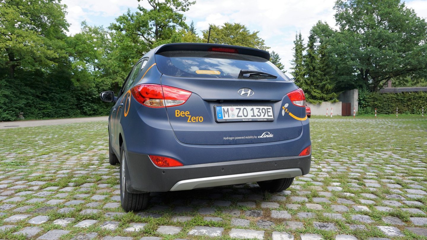 Man muss als Hinterherfahrer schon genau hinsehen, um den Aufkleber mit der BeeZero-Webadresse in der Heckscheibe zu erkennen.