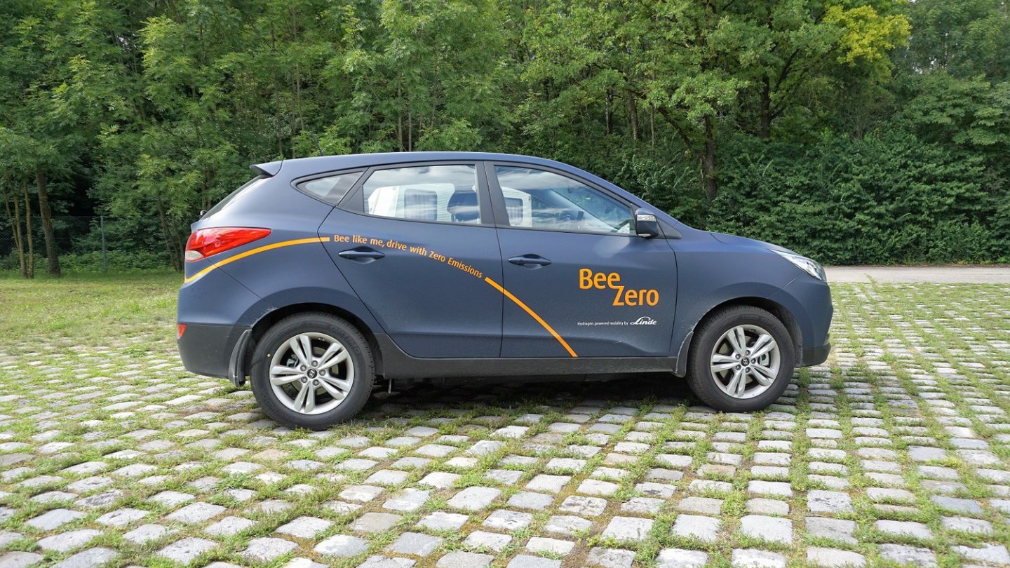 Unscheinbar beklebt rollen die Brennstoffzellen-Hyundais zum Teilen durch den Großraum München.