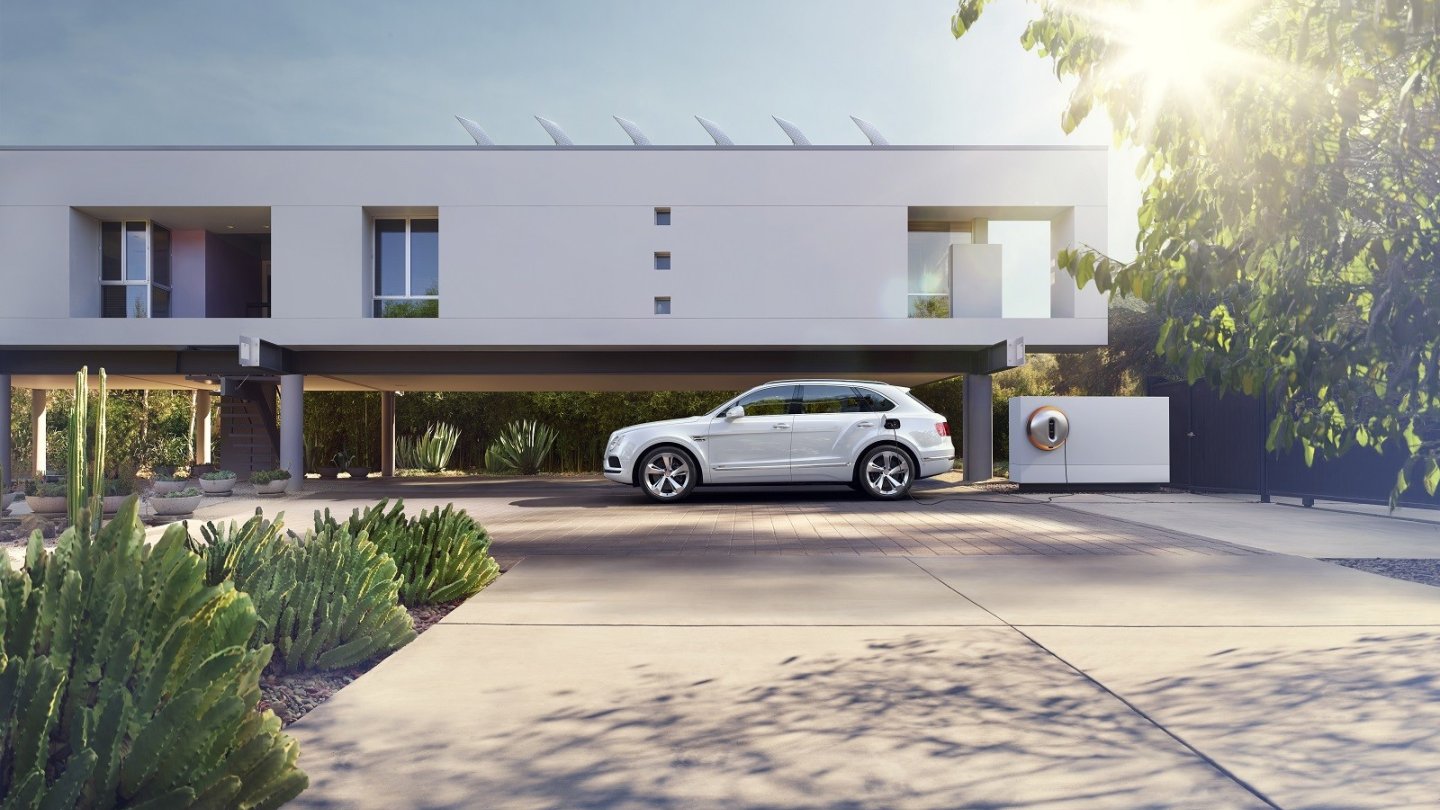 Die Ladestation für den Bentley Bentayga Hybrid trägt Philippe Starck-Design.