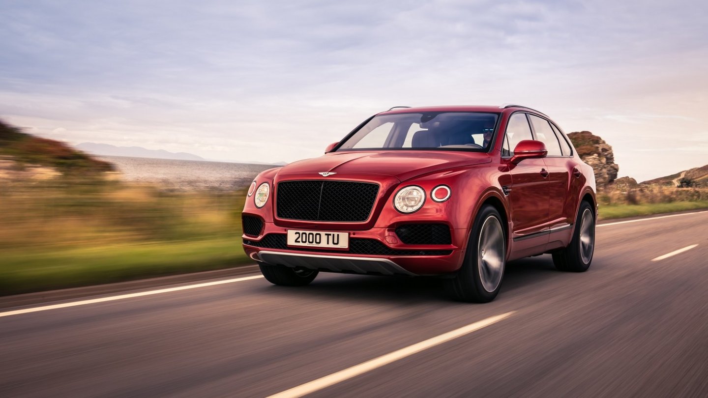 Den Bentayga V8 erkennt man an dunklen Chromelementen an der Front.