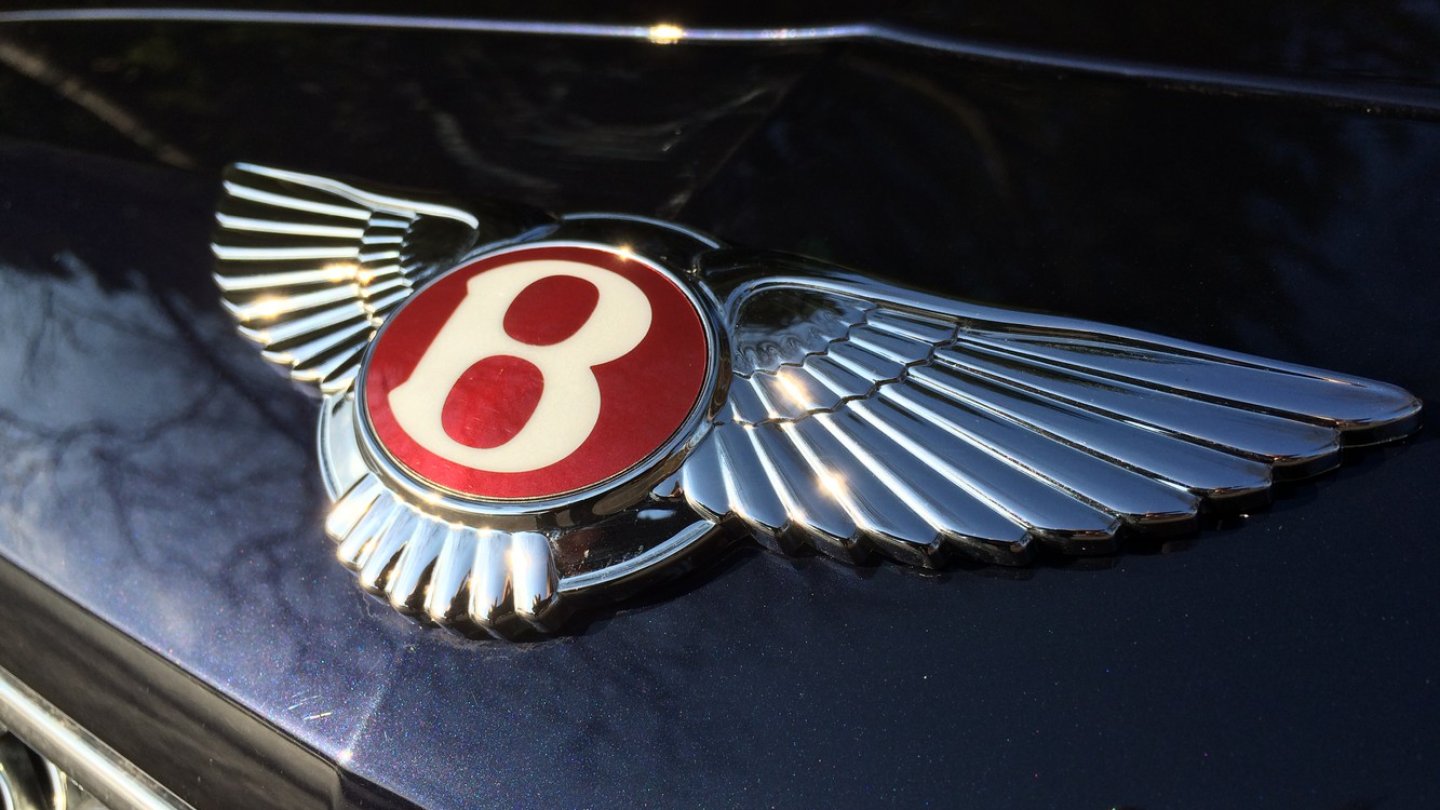 Das Bentley-B auf rotem Grund ist ein Kennzeichen der Achtzylindermodelle.