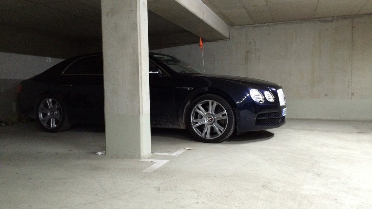 So sieht das aus, wenn sich der Flying Spur in Otto Normalbürgers Garage verirrt.