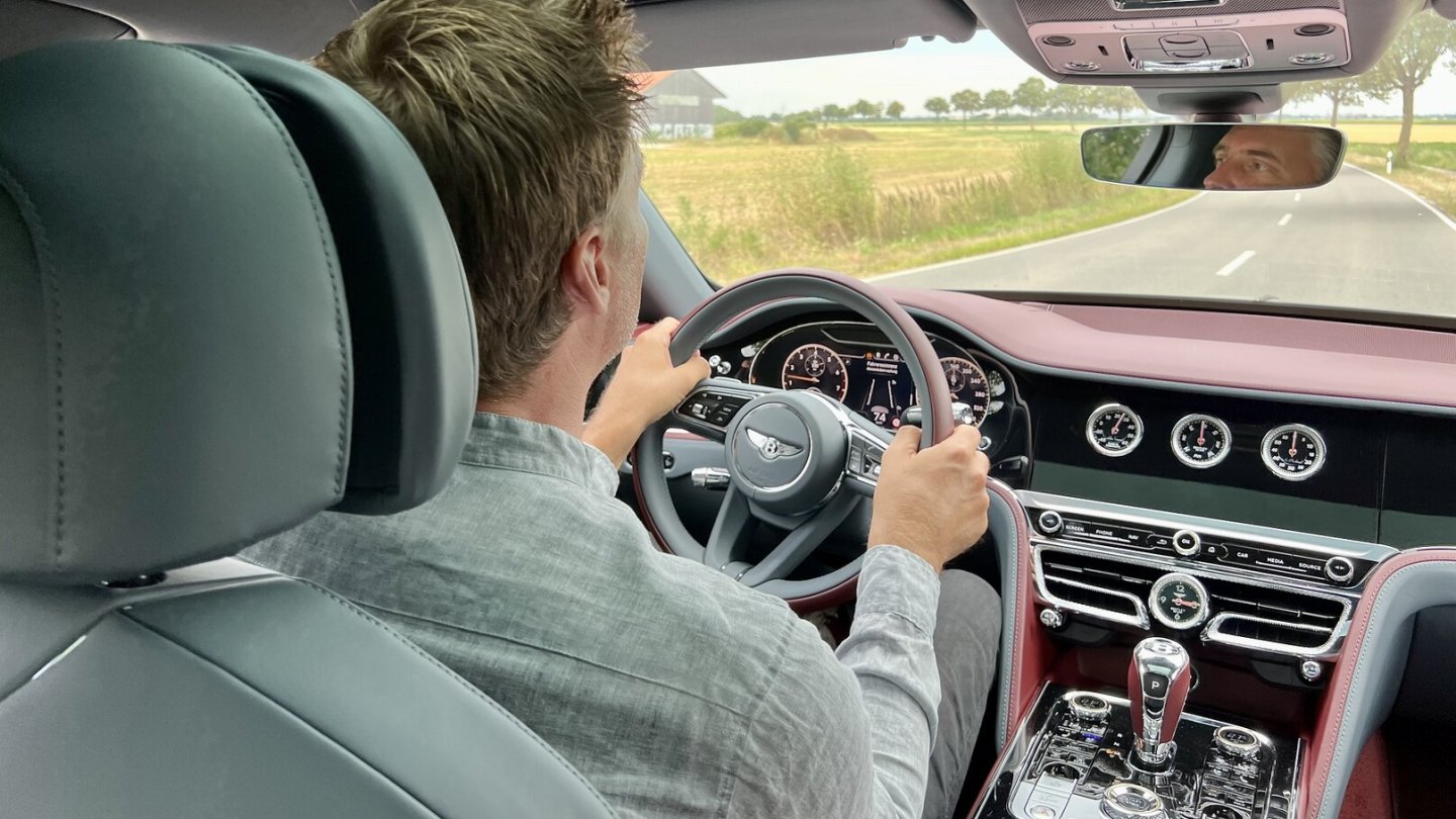 Zwei in einem: Der Bentley Flying Spur W12 ist Luxuslimousine und Sportwagen gleichermaßen.