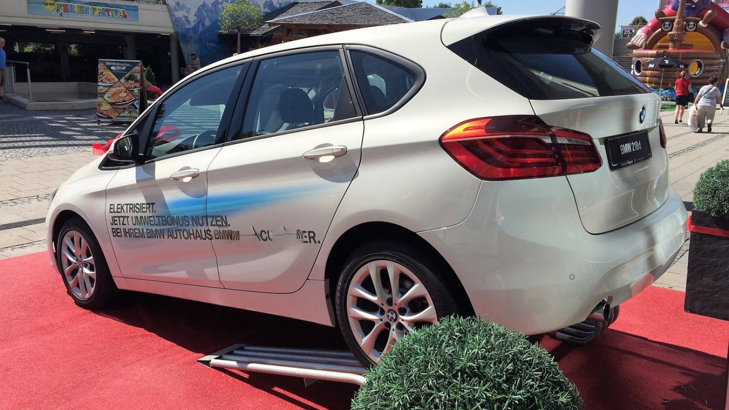 Old School Marketing - einfach mal ein Auto vor das Möbehaus knallen. Ohne Kontaktmöglichkeit.