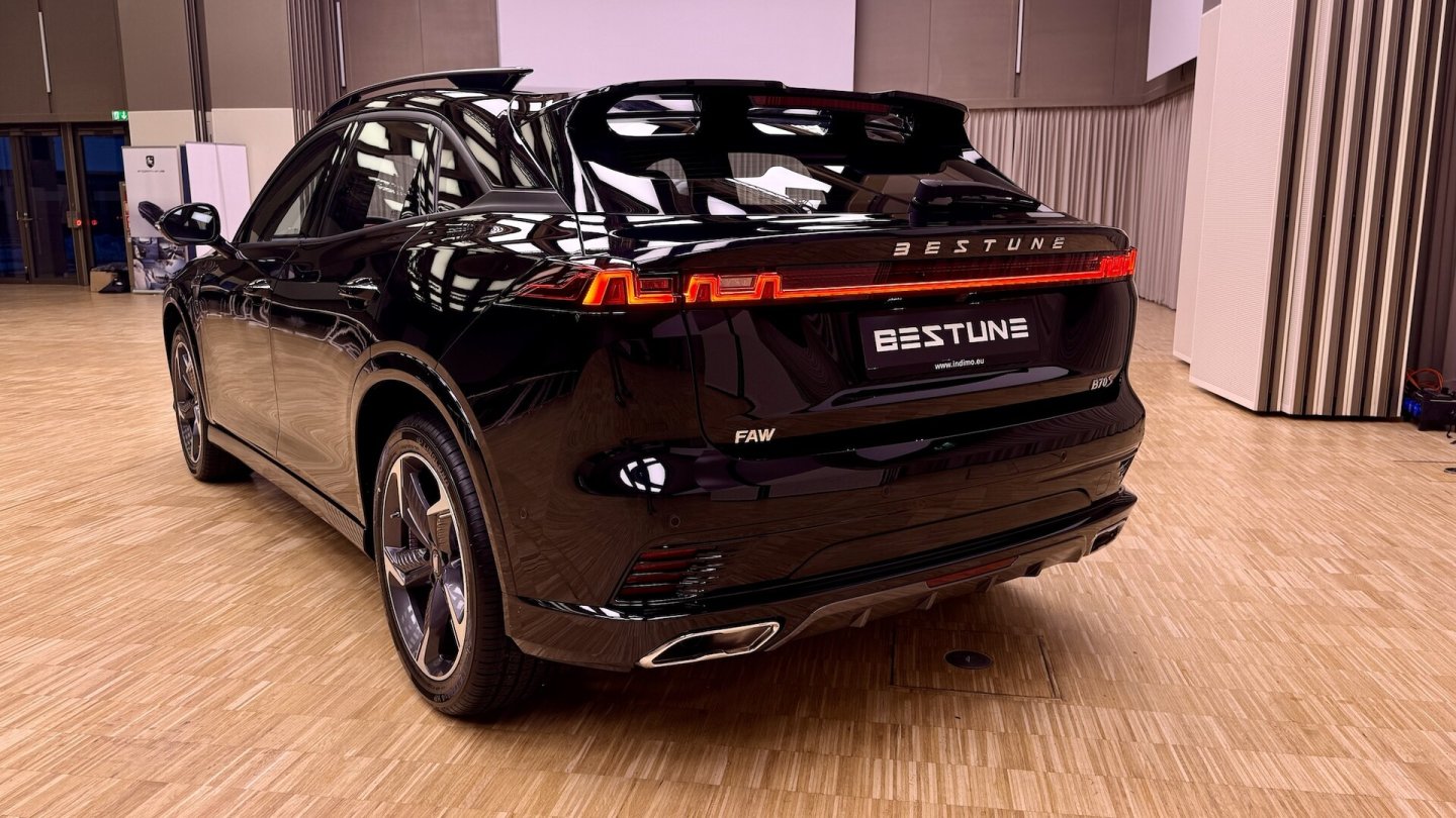 Die Rückleuchten des Bestune B70S erinnern an eine Herzschlag-Linie.