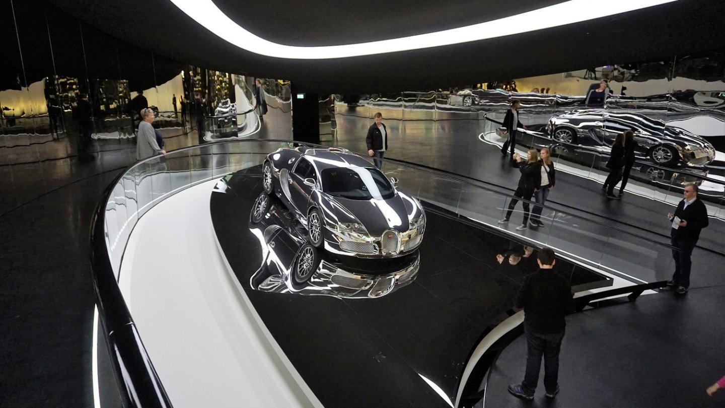 Tempel für Autojünger. Ein Bugatti Veyron als Teil einer Kunstinstallation.