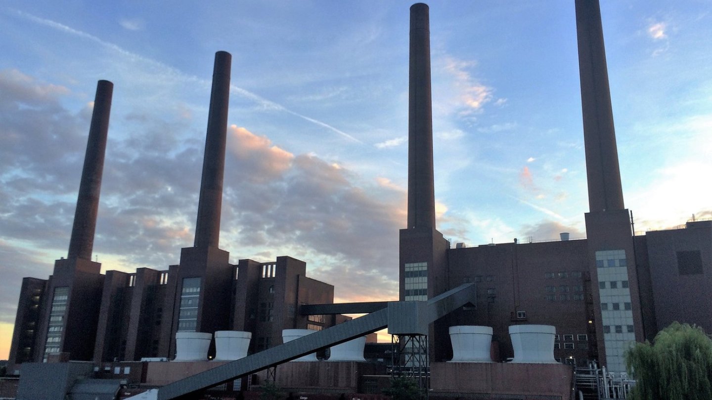Die vier Schornsteine des VW-Kraftwerkes sind die Kathedrale der Autostadt. Die beiden rechten arbeiten noch. Links wird gefeiert.