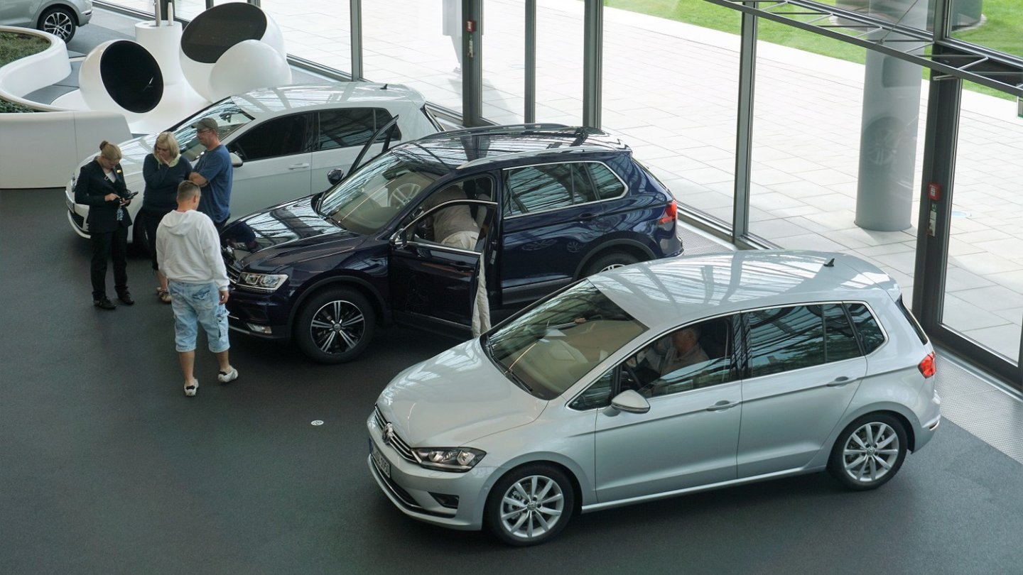 Freudiger Moment: Hier bekommt eine Familie ihr neues Auto erklärt.