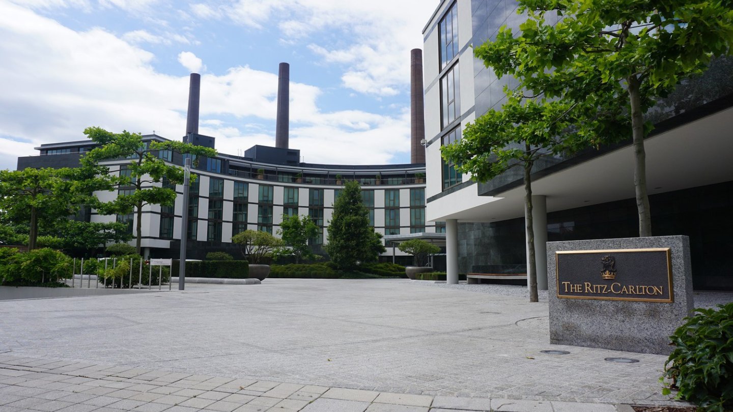 Auch das Fünfsterne-Hotel Ritz Carlton Wolfsburg wird von den Türmen des Kraftwerks überragt.