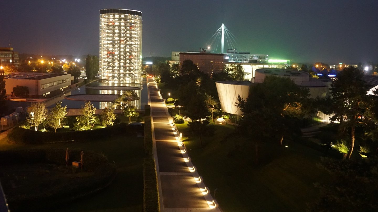 Nächtlicher Blick auf einen der beiden Auslieferungstürme. Skyline der Autostadt.