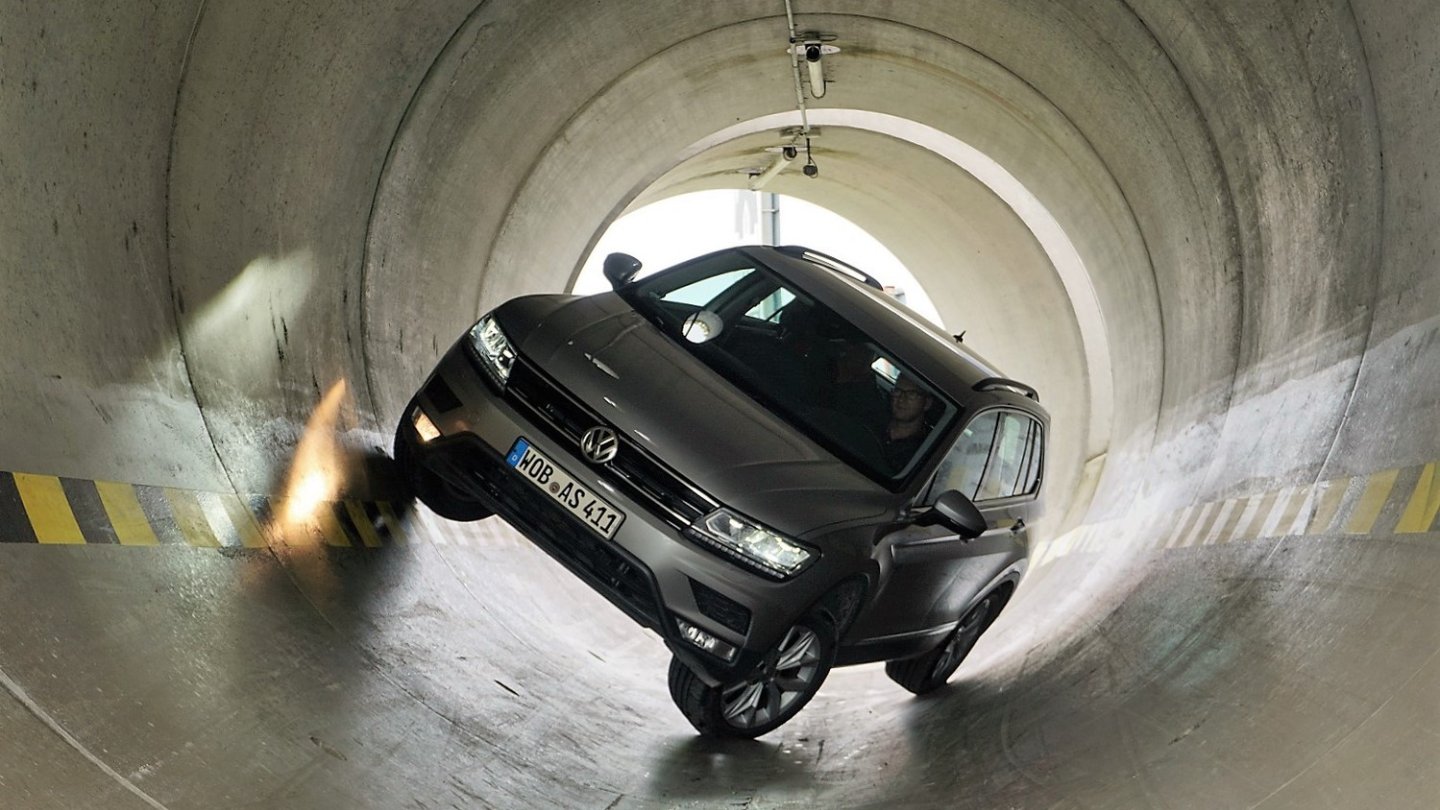 Mit dem Tiguan schräg durch eine Röhre zu schleichen ist eine spaßige Erfahrung.