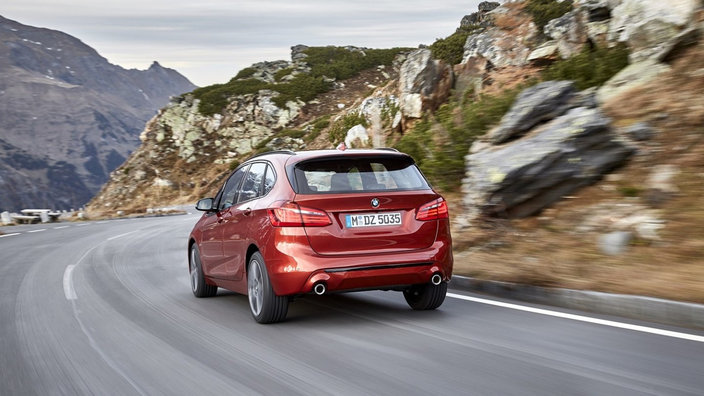 Die Vierzylinder-Versionen erhalten größere Endrohre.