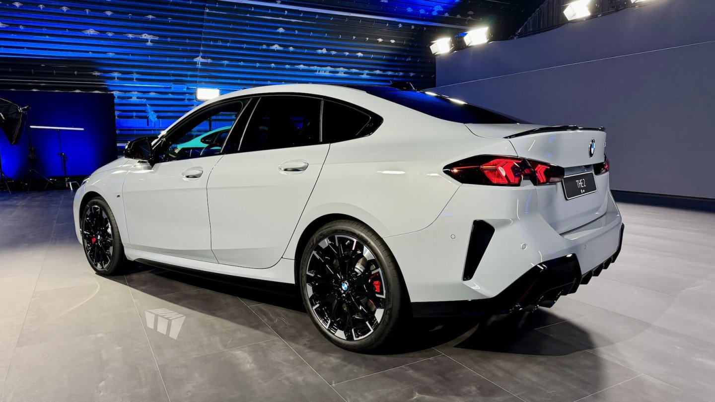 Das Heck wirkt deutlich dynamischer als zuvor.