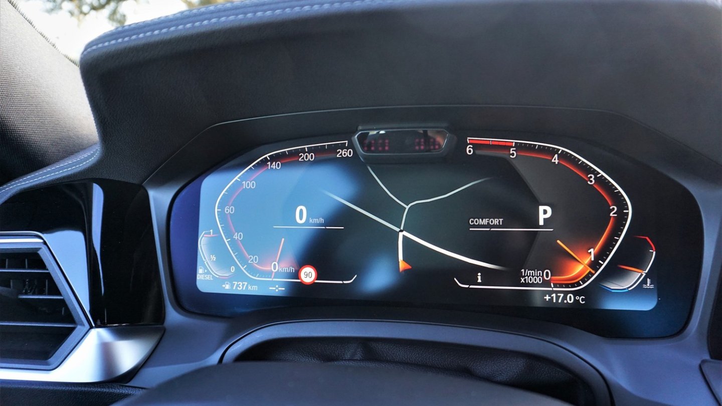 Volldigitale Instrumente hinter dem Lenkrad.