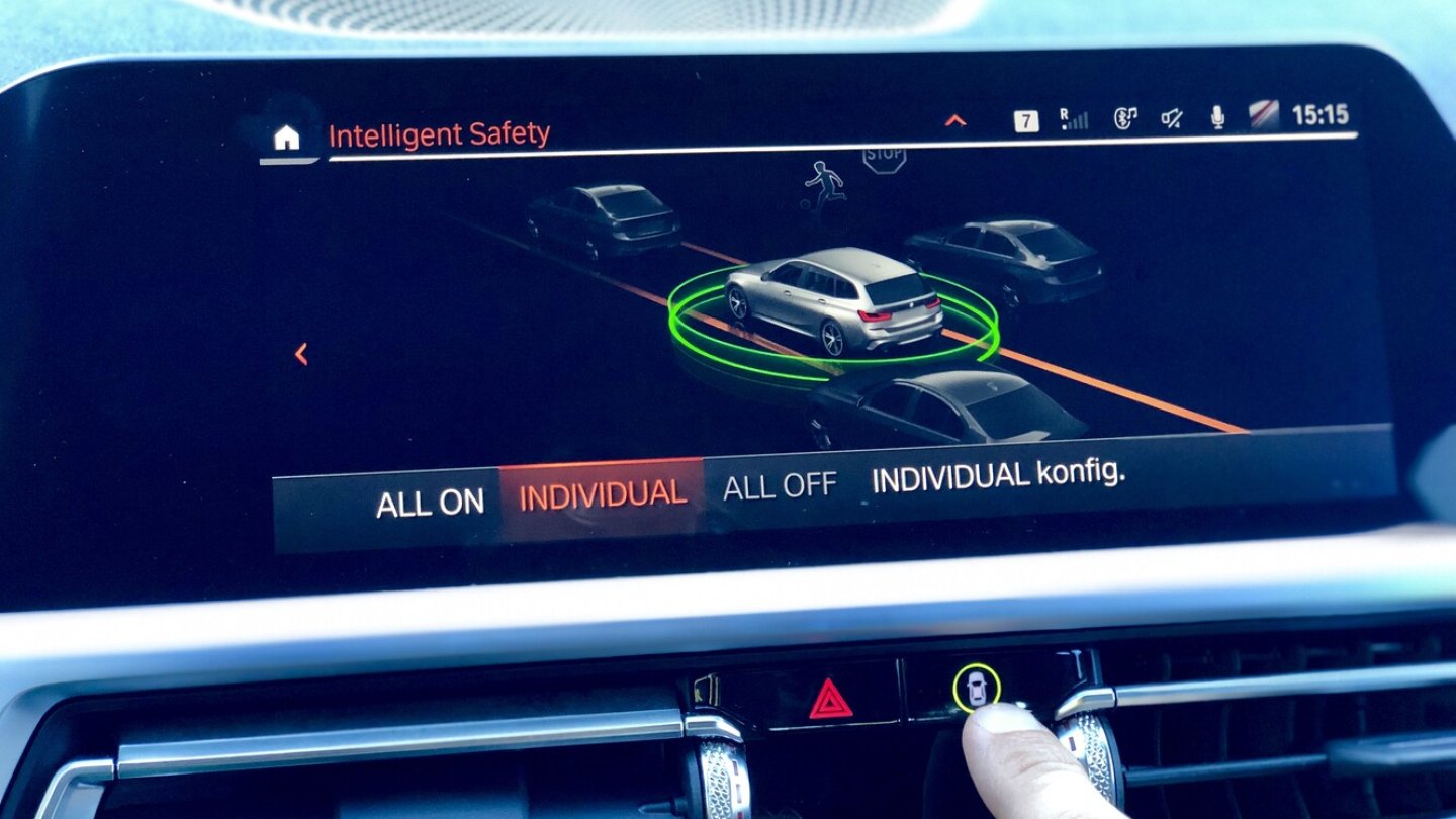 Über eine Taste lässt sich das Menü der Fahrassistenten direkt aufrufen.