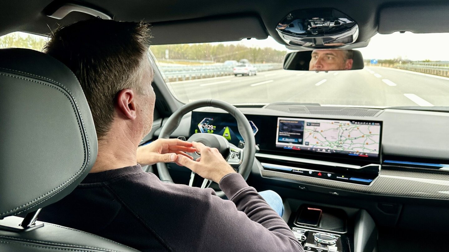 Auf der Autobahn kann man bis 130 km/h die Hände vom Lenkrad nehmen.