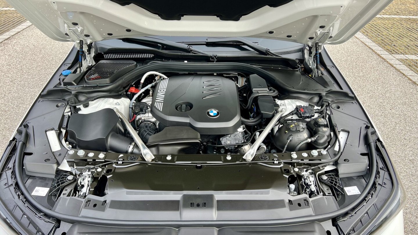 Der Vierzylinder-Diesel ist vorne längs eingebaut.