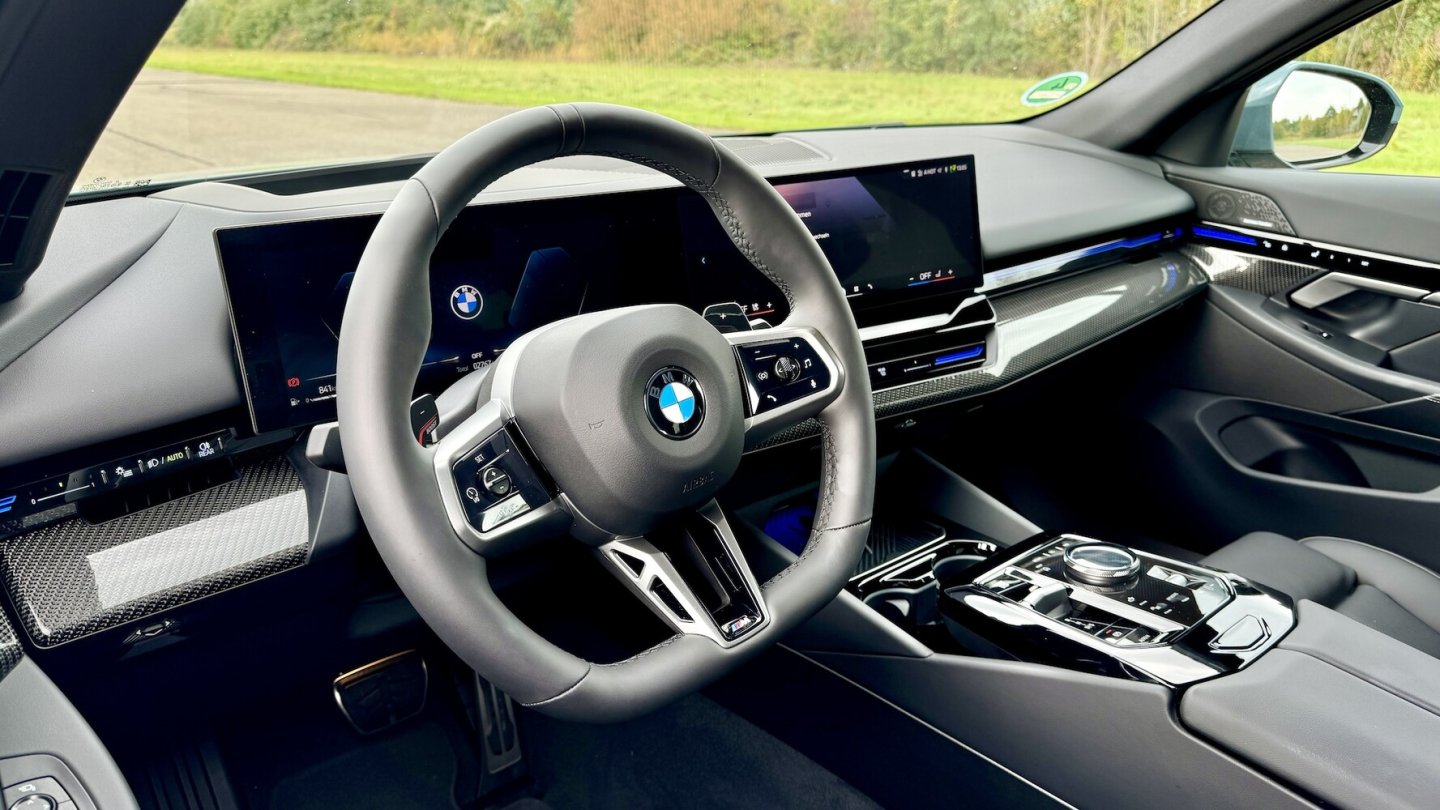 Zum M-Sportppaket gehört auch das Dreispeichenlenkrad mit dickem Kranz.