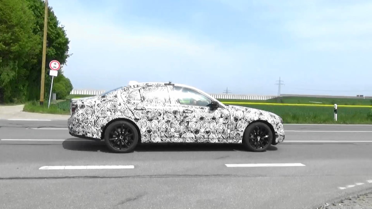 Die kurze Front und das voluminöse Heck lassen das Auto dynamisch wirken, fast wie eine Föhnfrisur.