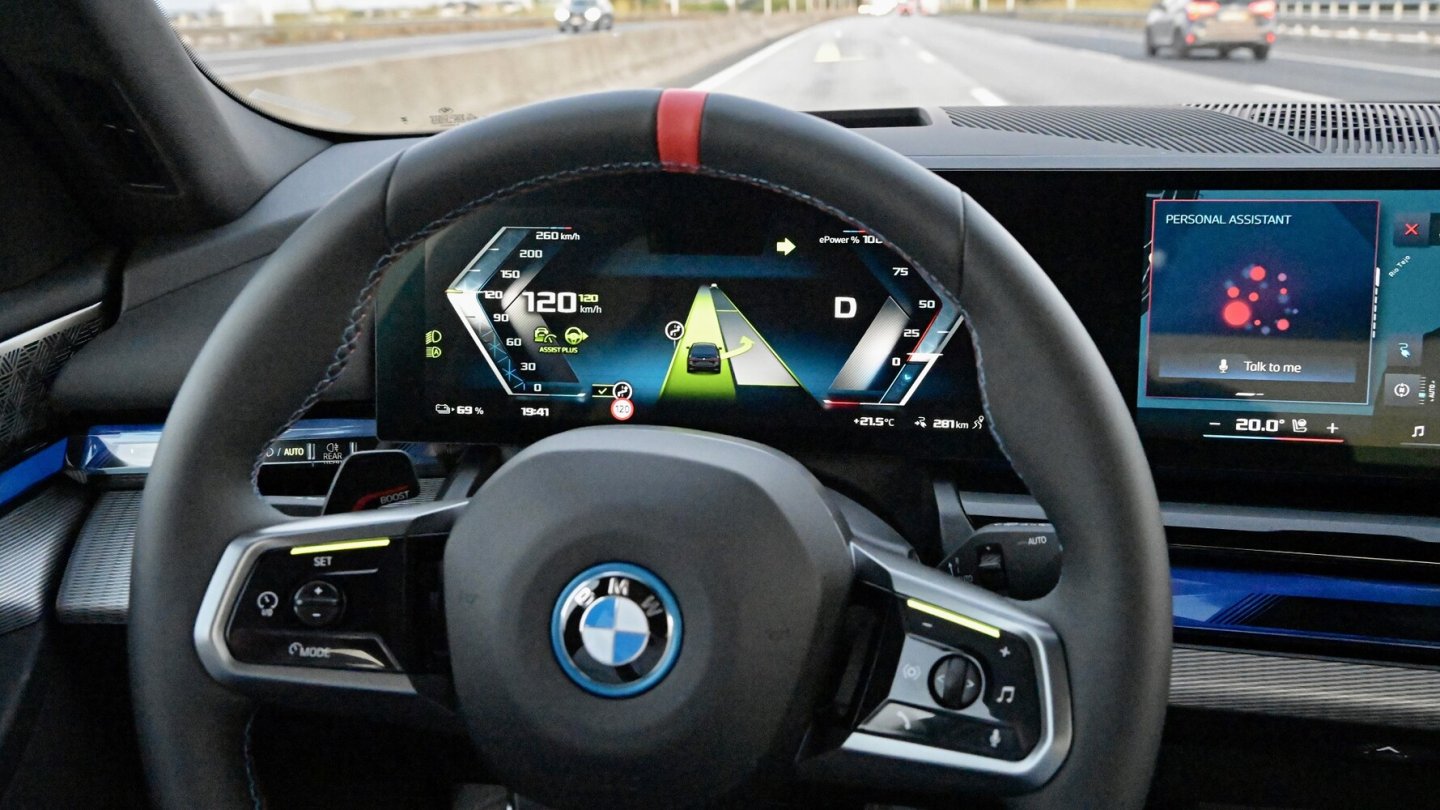 Über dem Instrumenten-Display steckt die Kamera zur Erkennung der Blickrichtung.