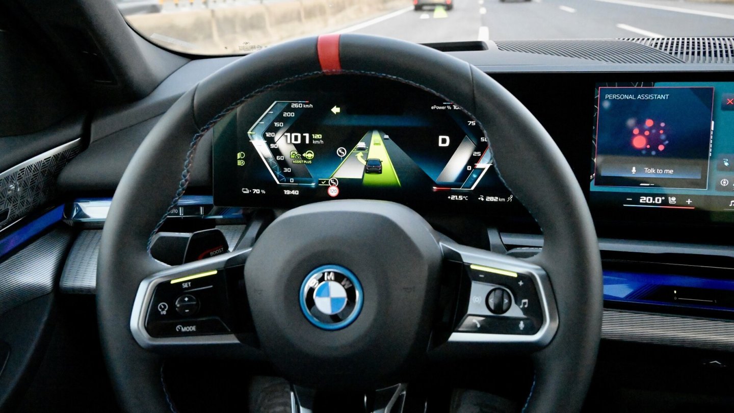 Über 130 km/h wird die automatische Spurwechselfunktion deaktiviert.