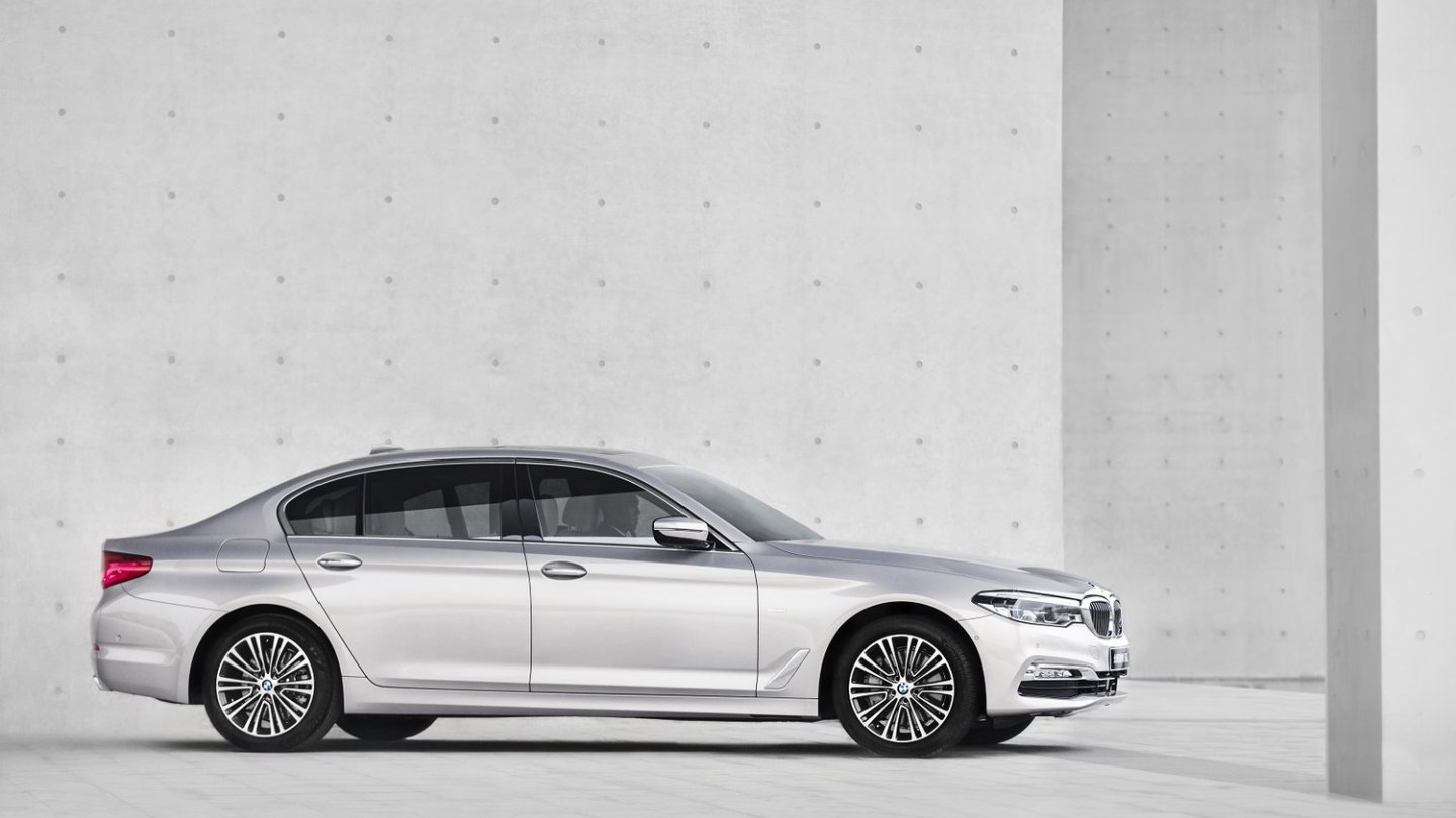 Merkmal längere hintere Türen: der 5er mit 13,3 Zentimeter mehr Radstand.