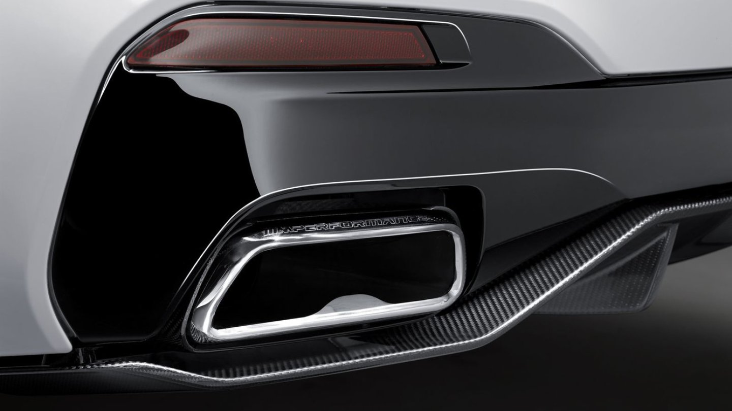 Immer schön das Rohr polieren: Abgasanlagenende mit eingeprägtem Schriftzug.